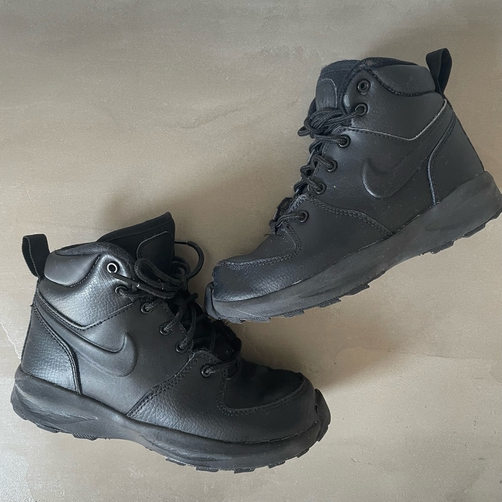 Nike Manoa boys boot - size 1 - black